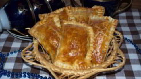 конвертики из слоеного теста