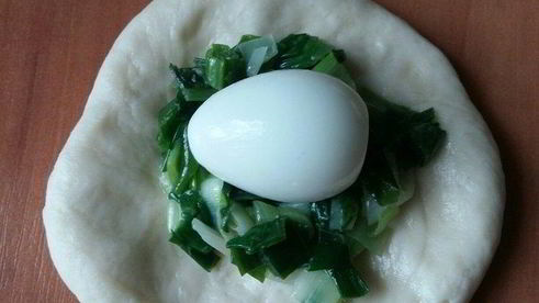 конвертики с перепелиным яйцом и зеленью