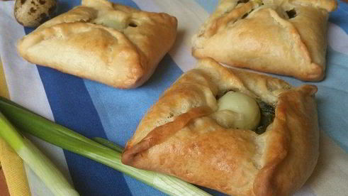 конвертики с перепелиным яйцом и зеленью