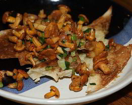 Грибы с пармезаном и зеленым луком на чипсах из лаваша