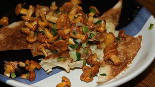 Грибы с пармезаном и зеленым луком на чипсах из лаваша