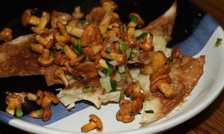 Рецепт грибов с пармезаном и зеленым луком на чипсах из лаваша