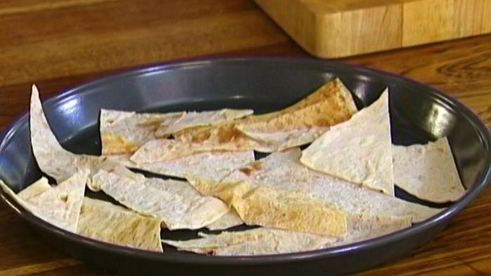 грибы с пармезаном и зеленым луком на чипсах из лаваша