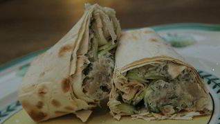 Лаваш с копченой скумбрией, огурцом и хреном