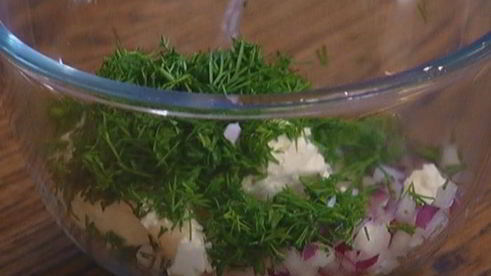 лаваш с копченой скумбрией, огурцом и хреном