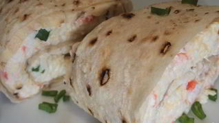 Лаваш с крабовыми палочками и чесноком