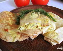 Лаваш с сыром, яйцом и зеленью