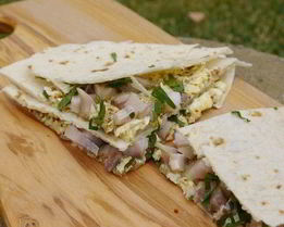 Лаваш с яйцом, селедкой и зеленью