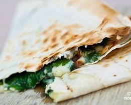 Лаваш со шпинатом и сыром