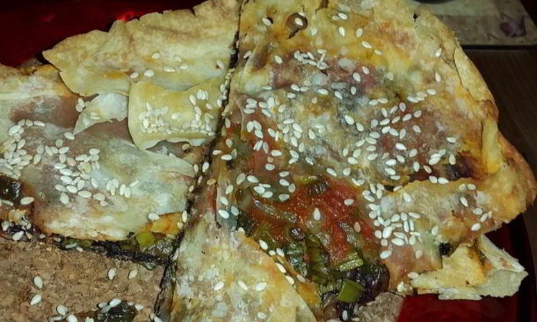 Рецепт лаваша, запеченного с оливковой пастой, томатным соусом, зеленью и кунжутом