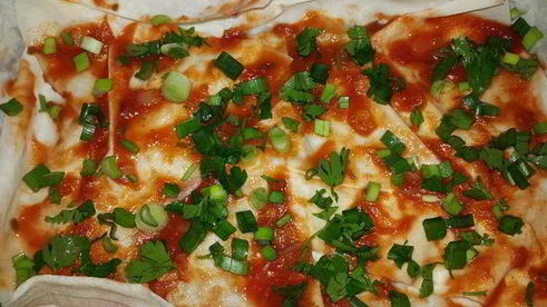 лаваш, запеченный с оливковой пастой, томатным соусом, зеленью и кунжутом