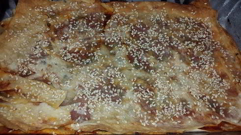 лаваш, запеченный с оливковой пастой, томатным соусом, зеленью и кунжутом