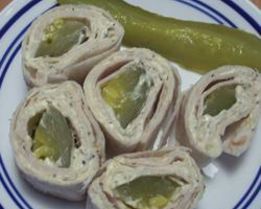 Рулетики из лаваша с маринованными огурцами и ветчиной