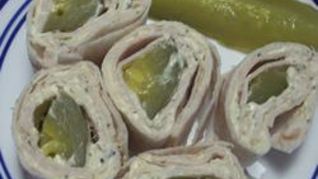 Рулетики из лаваша с маринованными огурцами и ветчиной