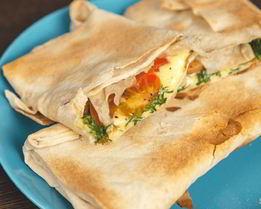 Жареный лаваш с сыром и помидорами