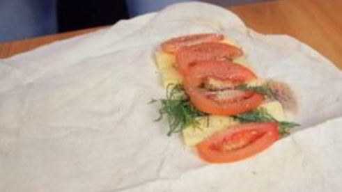 жареный лаваш с сыром и помидорами