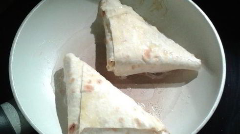 жареный лаваш с сыром и зеленью