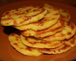 Арепас де кесо — кукурузные лепешки с сыром