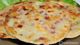 Быстрые лепешки с колбасой и сыром