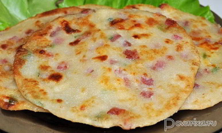 Рецепт быстрых лепешек с колбасой и сыром