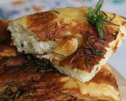 Фокачча с чесноком и розмарином