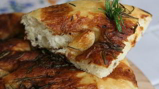 Фокачча с чесноком и розмарином