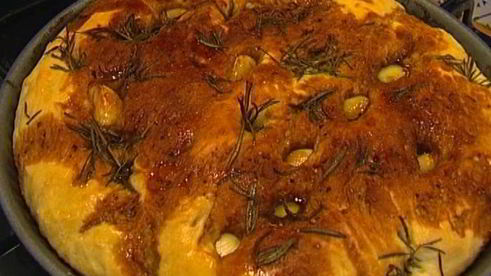 фокачча с чесноком и розмарином