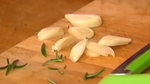 фокачча с чесноком и розмарином