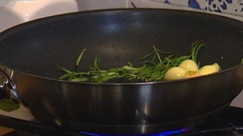 фокачча с чесноком и розмарином