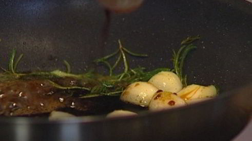 фокачча с чесноком и розмарином