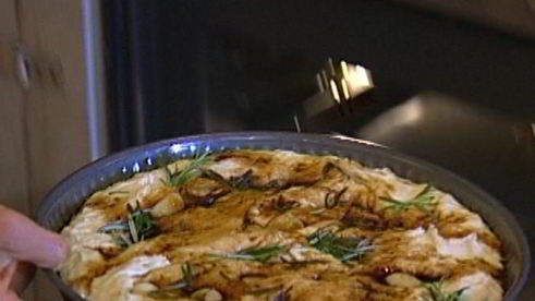 фокачча с чесноком и розмарином