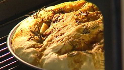 фокачча с чесноком и розмарином