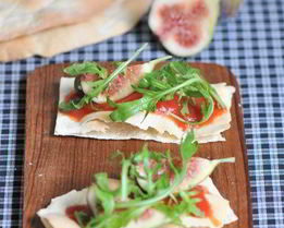 Фокачча с инжиром, рукколой и пармезаном