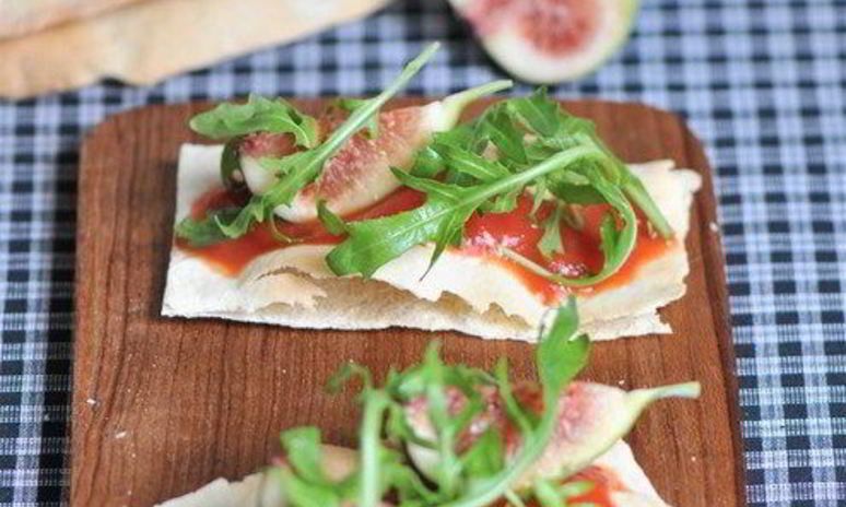 Рецепт фокаччи с инжиром, рукколой и пармезаном