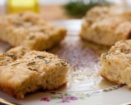 Фокачча с каменной солью и розмарином