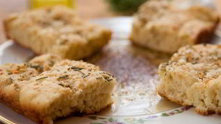 Фокачча с каменной солью и розмарином