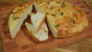 Фокачча с медом и розмарином