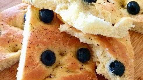 фокачча с оливками и прованскими травами