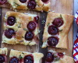 Фокачча с вишней и розмарином