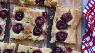 Фокачча с вишней и розмарином