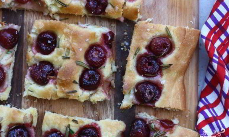 Рецепт фокаччи с вишней и розмарином