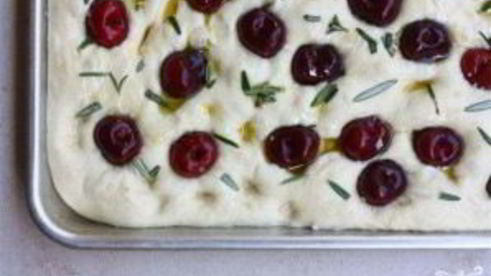 фокачча с вишней и розмарином