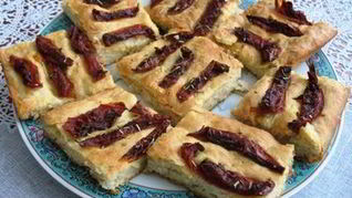 Фокачча с вялеными помидорами