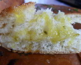 Фокачча с зеленью и чесноком