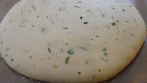 фокачча с зеленью и чесноком