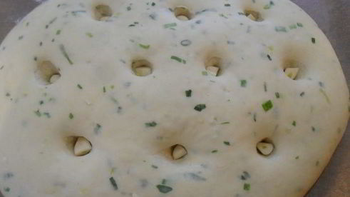 фокачча с зеленью и чесноком
