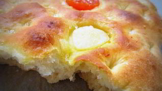 Картофельная фокачча с томатами и чесноком