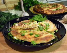 Хрустящие лепешки с сыром и зеленым луком
