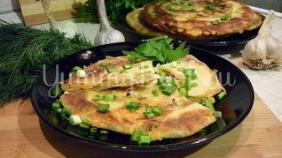 Хрустящие лепешки с сыром и зеленым луком