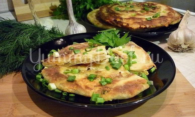Рецепт хрустящих лепешек с сыром и зеленым луком